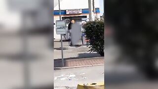 Benzinaio maturo di Brescia si mette la pompa nel culo