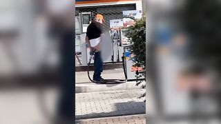 Benzinaio maturo di Brescia si mette la pompa nel culo