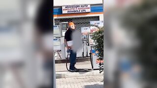 Benzinaio maturo di Brescia si mette la pompa nel culo