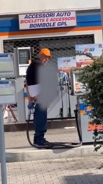Benzinaio maturo di Brescia si mette la pompa nel culo