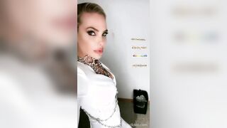 Ilary Blasi outfit tira cazzi isola dei famosi