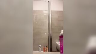 La Botto nuda in bagno in live coi suoi fans