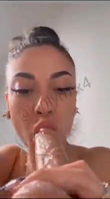 Noemi si masturba con dildo of