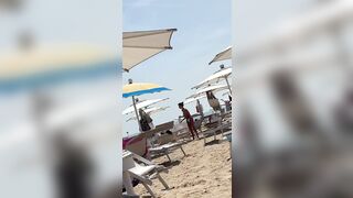 Mamma fica in topless al mare
