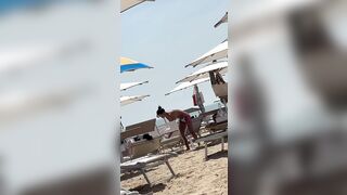 Mamma fica in topless al mare