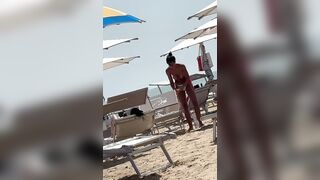 Mamma fica in topless al mare