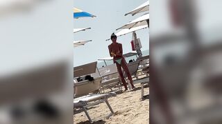 Mamma fica in topless al mare