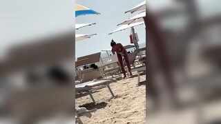 Mamma fica in topless al mare