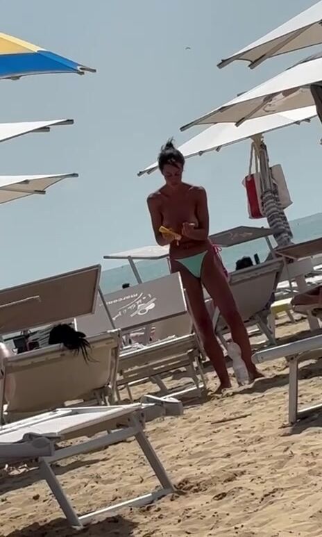 Mamma fica in topless al mare