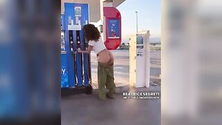 Teen italiana fa il pieno alla pompa di benzina