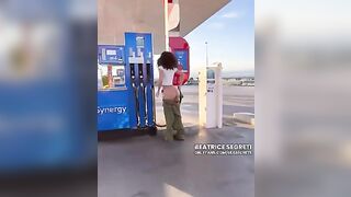Teen italiana fa il pieno alla pompa di benzina