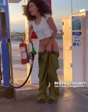Teen italiana fa il pieno alla pompa di benzina