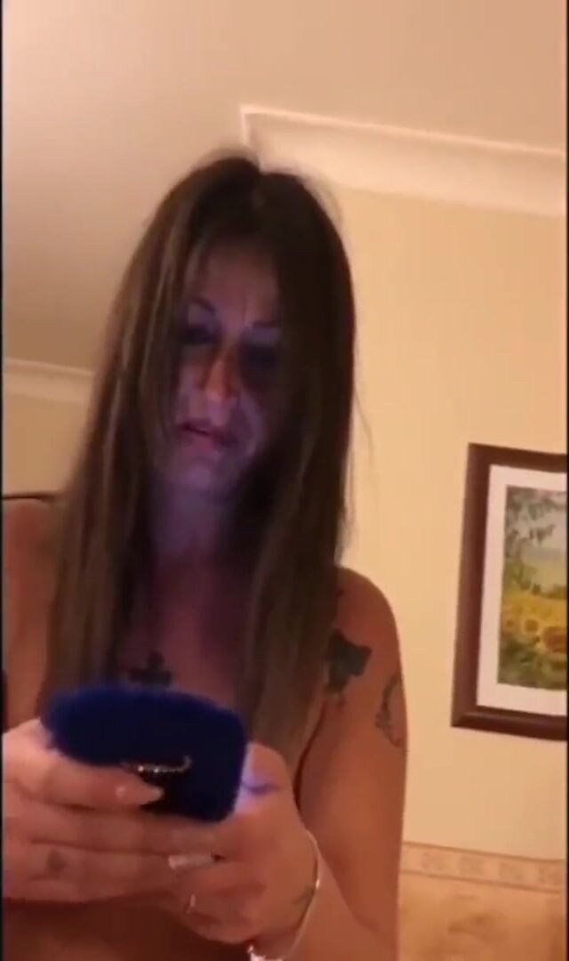 Coppia napoletana gira video porno (Dialoghi italiani)