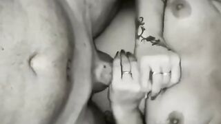 Sega a due mani moglie troia sborrata sulle tette