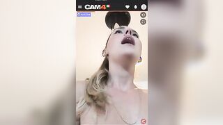 Bresciana si masturba in garage col vicino di casa