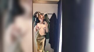 Luiza selfie tette in abito da sera