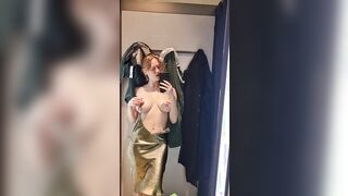 Luiza selfie tette in abito da sera