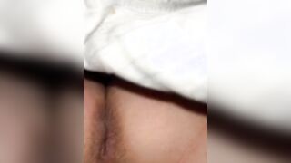 Sara Bell ditalino sotto le coperte