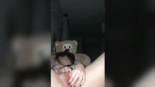 Sditalina il clitoride e si infila dildo in fica