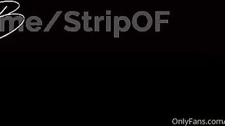 Scopata da ragazzo pelato che gioca alla play