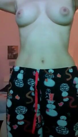 Studensessa si spoglia nuda e si masturba con dildo