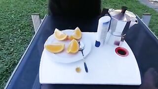 Pompino in giardino cameriera sborrata in bocca