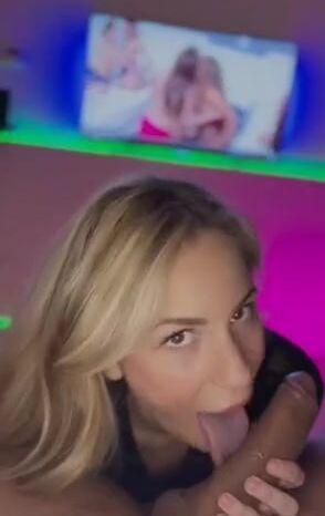 Ti stai guardando un porno? Mi eccita e voglio farti vedere quanto sono troia
