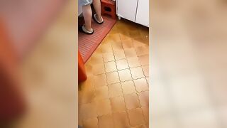 Le palpo il culo mentre lava i piatti