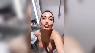Paola Saulino nuda in bagno