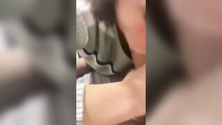 Leccami la cappella e guardami negli occhi amore