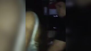 Senza mutandine in discoteca