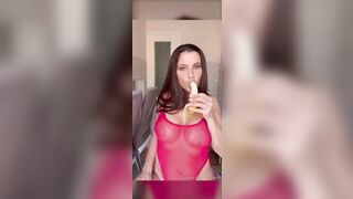 Milf italiana tettona si diverte su onlyfans