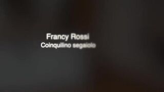 Torna a casa e si fa il coinquilino