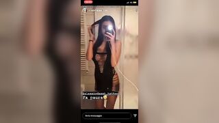 Isabella stappa la bottiglia di champagno cen le tettone