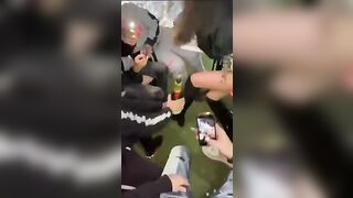 Isabella stappa la bottiglia di champagno cen le tettone