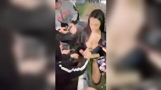 Isabella stappa la bottiglia di champagno cen le tettone