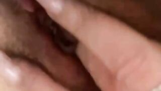 Moglie tettona si sditalina