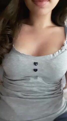 Teen italiana mostra le tette in diretta ai fans