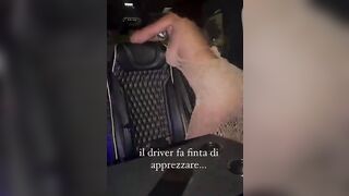 Naomi De Crescenzo fa la porca in auto