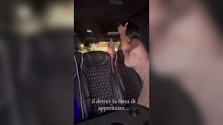 Naomi De Crescenzo fa la porca in auto