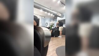 Upskirt senza mutandine dal parrucchiere