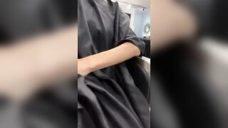 Upskirt senza mutandine dal parrucchiere