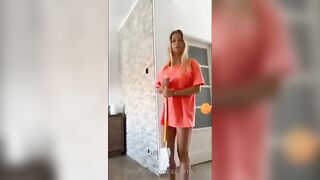 Troppo fica la cameriera per non scoparsela