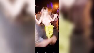 Lidia tettona napoletana esce le mozzarellone in discoteca
