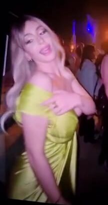 Lidia tettona napoletana esce le mozzarellone in discoteca