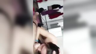 Coppia di studenti italiani si mostrano su whatsapp all'amico