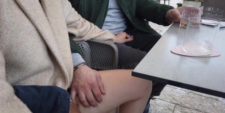 Toccando il cazzo al bar all'amico di mio marito