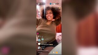 Tettona le esce in live