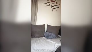 La poliziotta si masturba in live OF