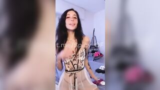 Laura succhia il cazzo e si sditalina OF